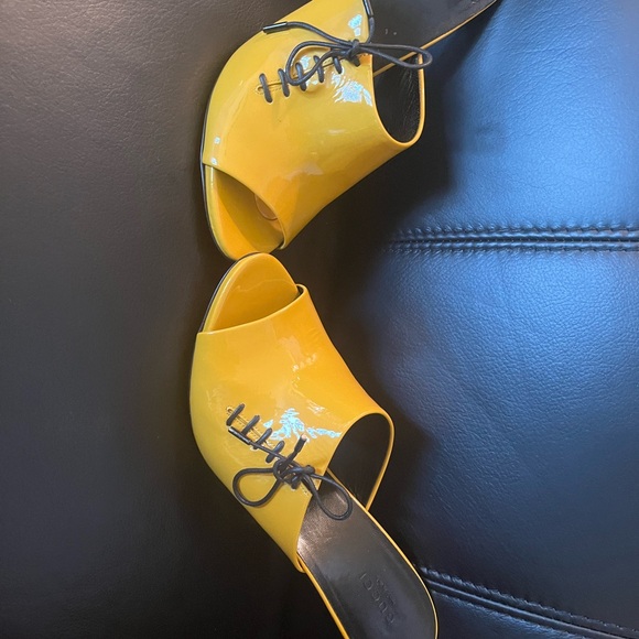 Gucci Yellow and Black Stiletto Heels - Picture 3 of 6